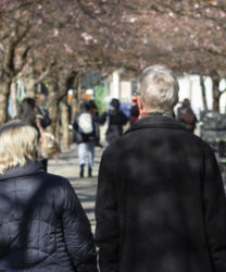 Ett äldre par i Kungsträdgården.