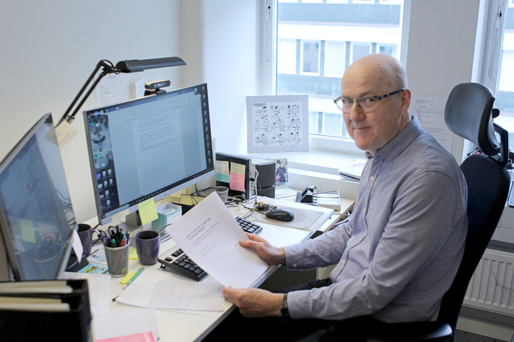 Lars Sonde sitter vid sitt skrivbord på Stiftelsen Äldrecentrums kontor